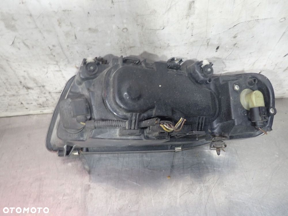 LAMPA PRAWA PRZEDNIA SOCZEWKA AUDI A3 8L - 3