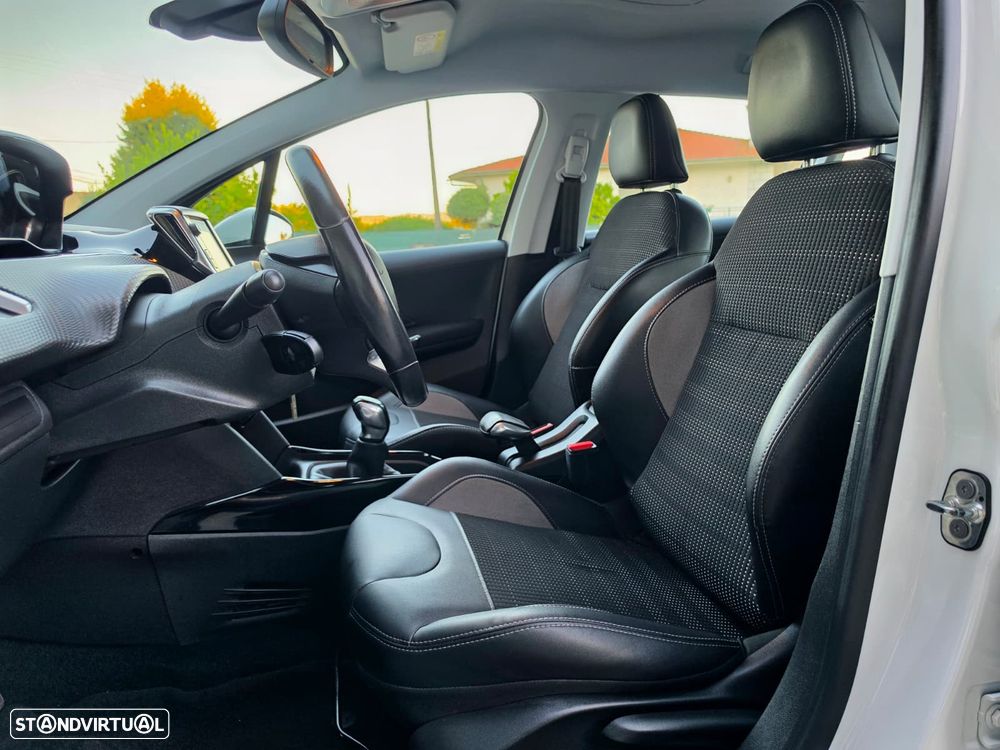 Peugeot 2008 1.2 PureTech Allure - 8
