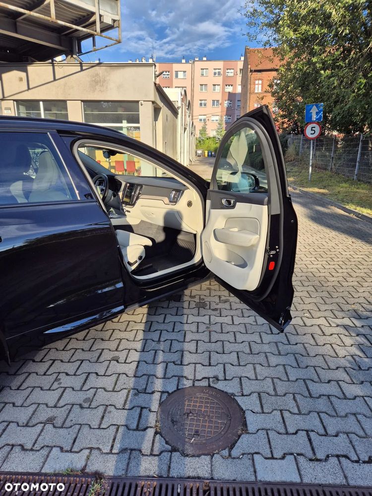 Volvo XC 60 B4 B Plus Dark - 30
