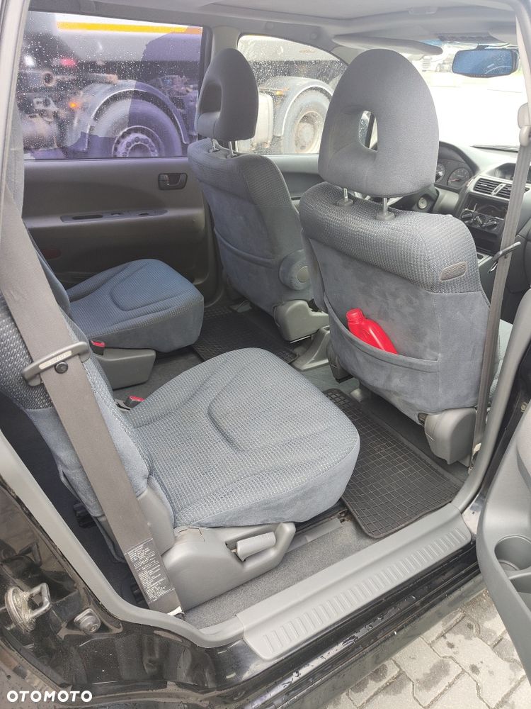 Mitsubishi Space Wagon - 5