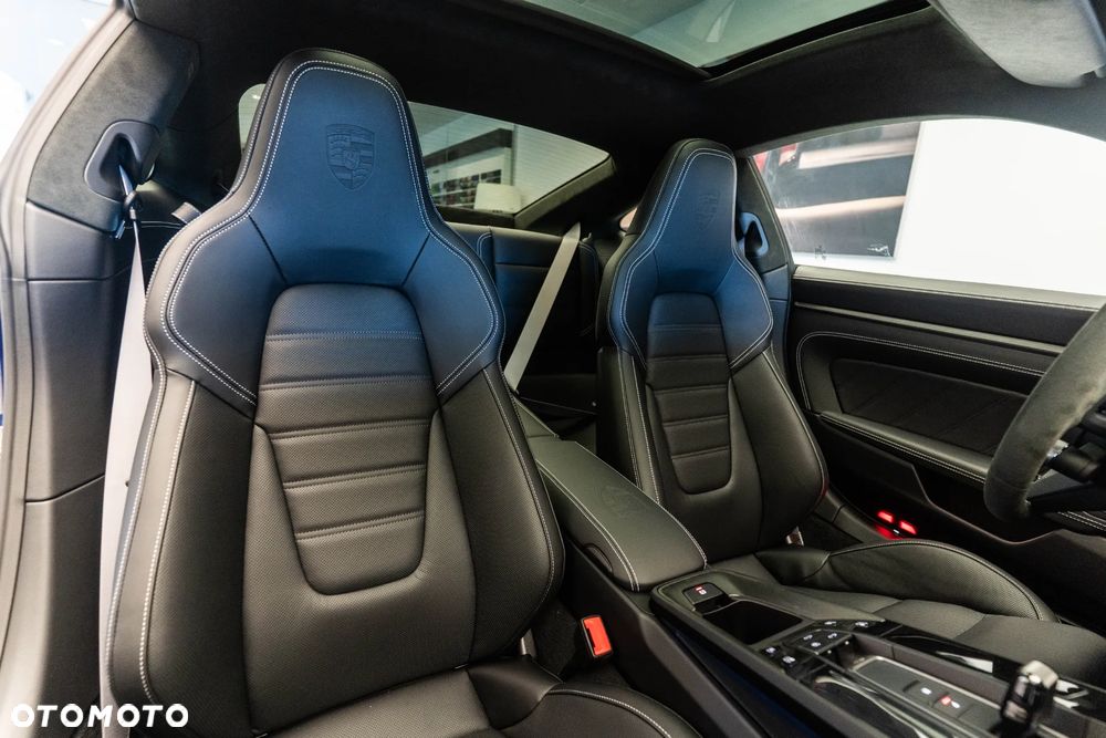 Porsche 911 Carrera 4 GTS - 18