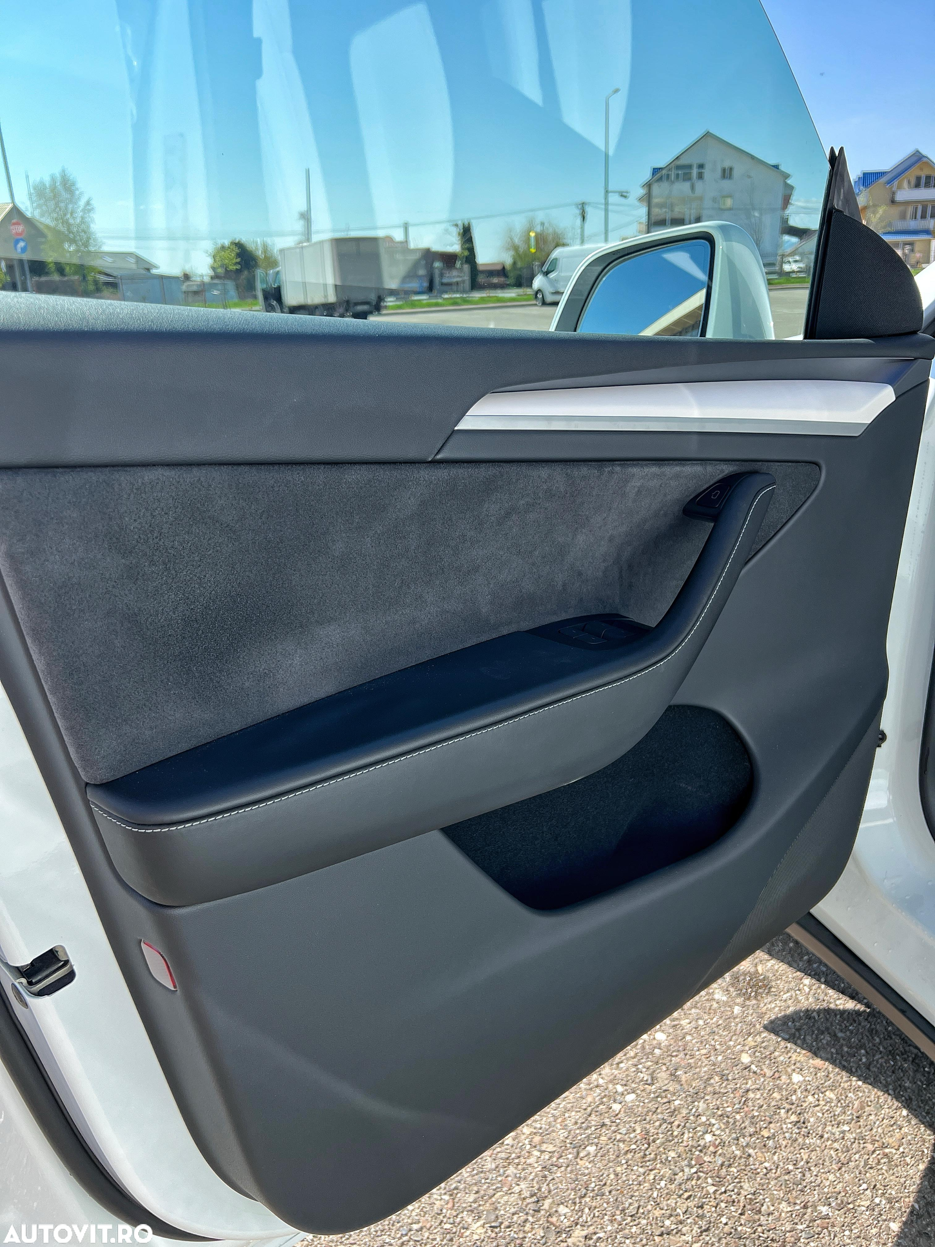 Tesla Model Y - 11