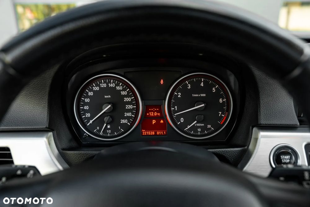 BMW Seria 3 325i xDrive Touring - 26
