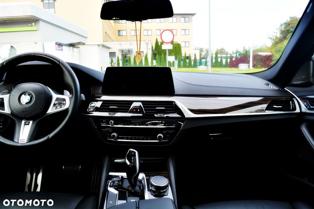 BMW Seria 5 M550i xDrive sport - 33