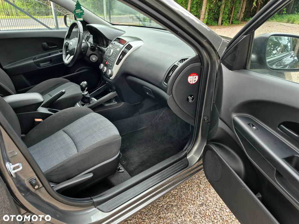 Kia Ceed 1.4 CVVT Dream-Team Edition - 15
