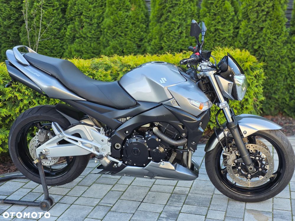Suzuki GSR - 4