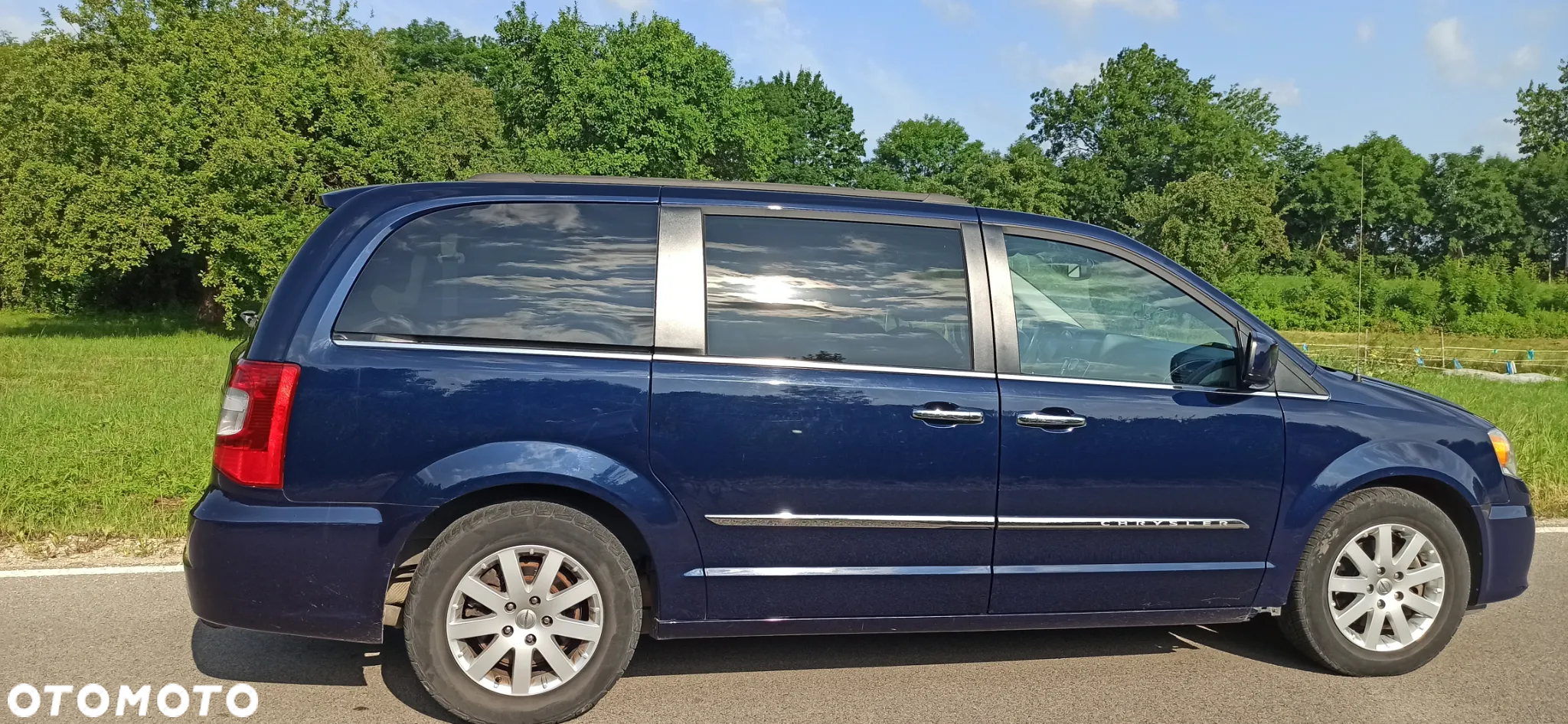 Chrysler Town & Country - 10