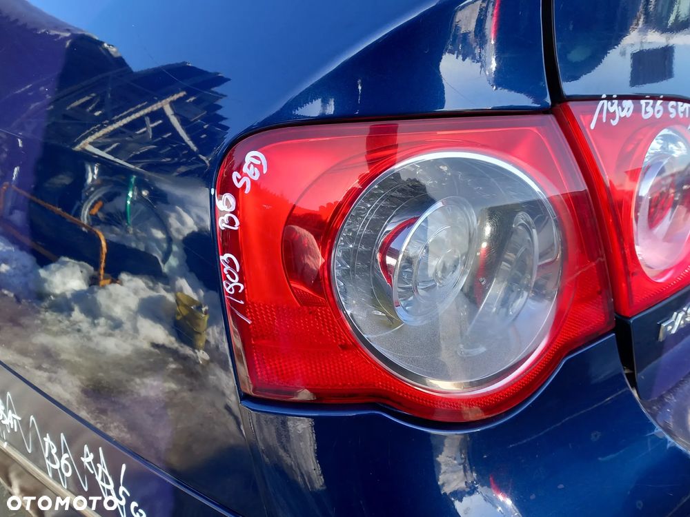 VW PASSAT B6 LAMPA LEWA TYLNA LEWY TYŁ W BŁOTNIK SEDAN - 2
