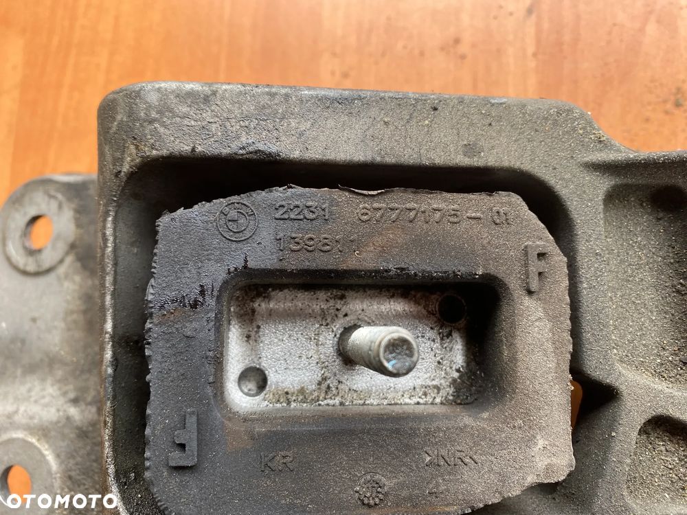 MOCOWANIE ŁAPA PODUSZKA SKRZYNI BIEGÓW BMW E60 E61 677717501 139811 - 2