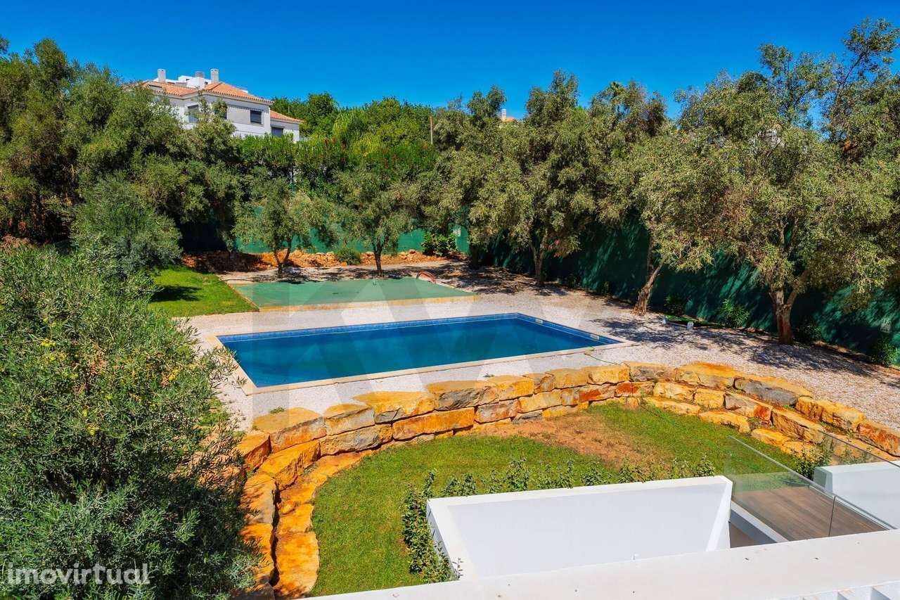 Luxuosa Moradia Contemporânea entre Loulé e Almancil - Grande imagem: 2/60