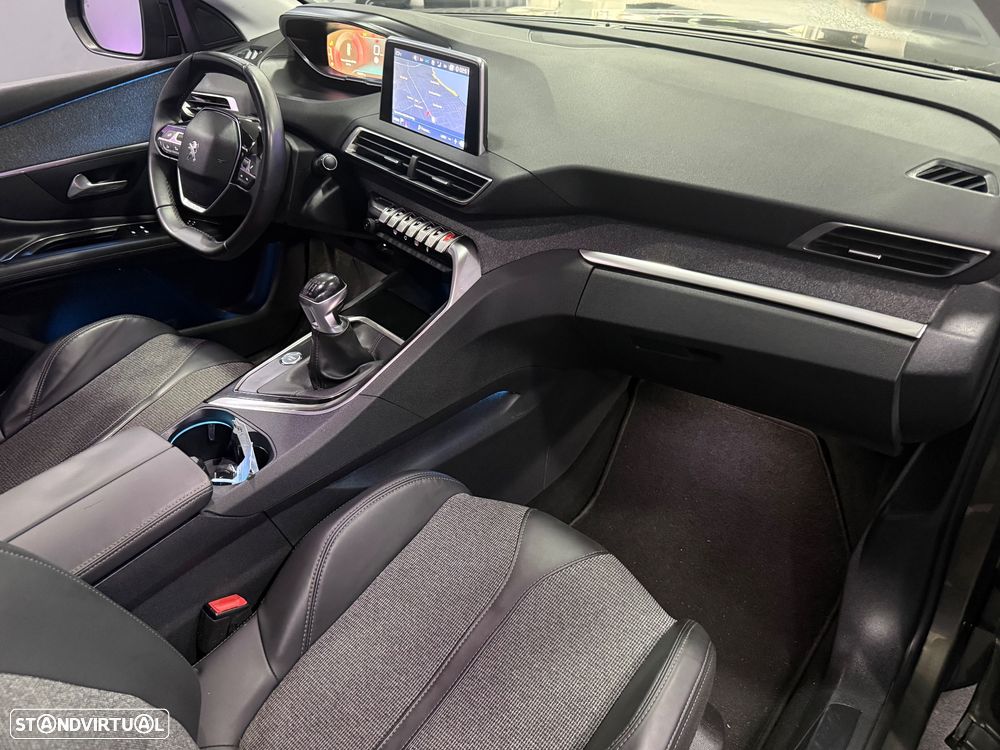 Peugeot 3008 1.2 PureTech Allure J18 - 19