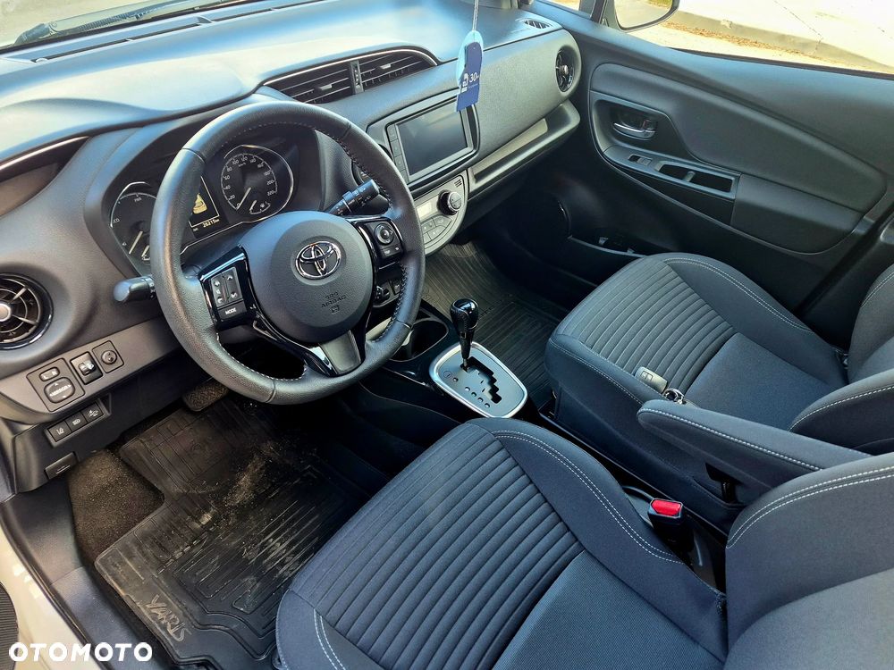 Toyota Yaris Hybrid 100 Selection - 8