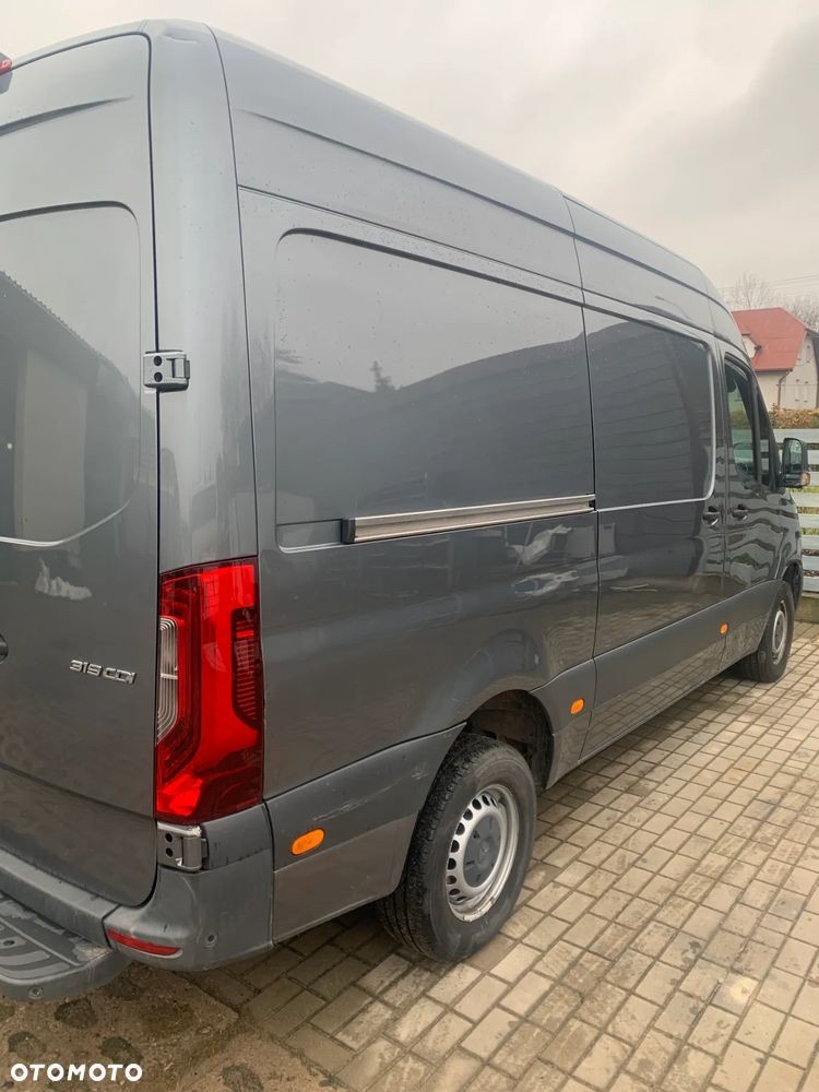 Mercedes-Benz Sprinter 907 - 4