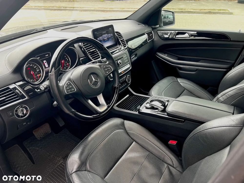 Mercedes-Benz GLS - 22