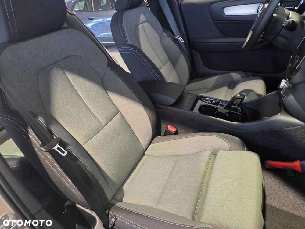 Volvo XC 40 B4 Plus Black Edition - 25