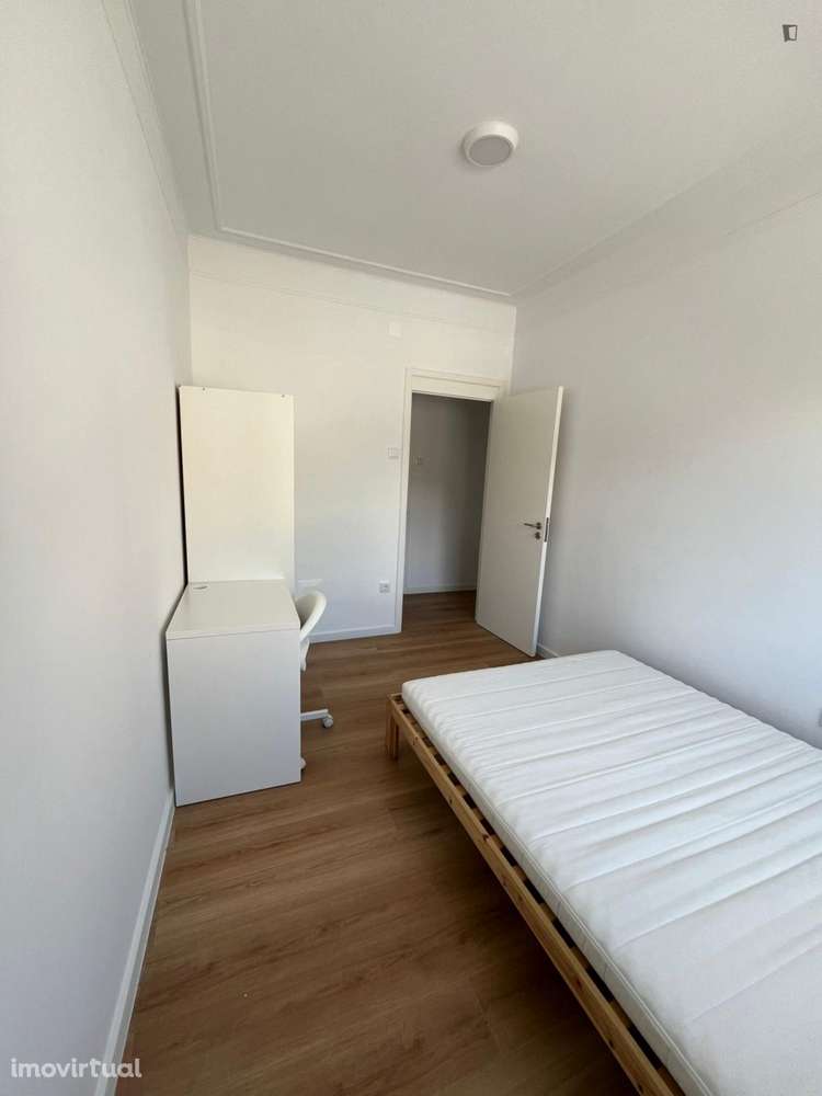 Quarto - localizado em Sé Porto - Grande imagem: 5/12