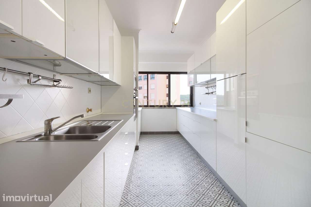 Apresento-lhe um apartamento com três quartos, situado em São Domingos - Grande imagem: 4/31
