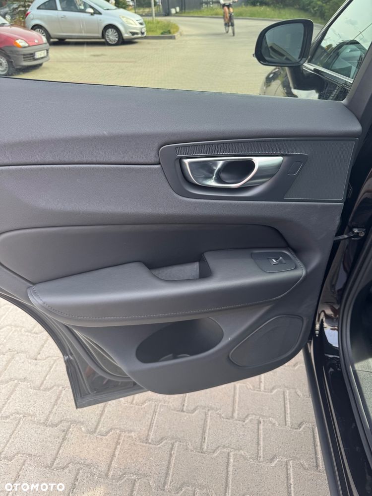 Volvo XC 60 B4 D AWD Plus Dark - 8