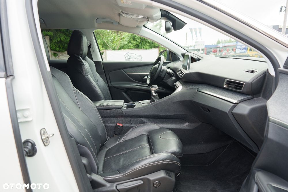 Peugeot 3008 1.2 PureTech GPF Allure S&S - 19
