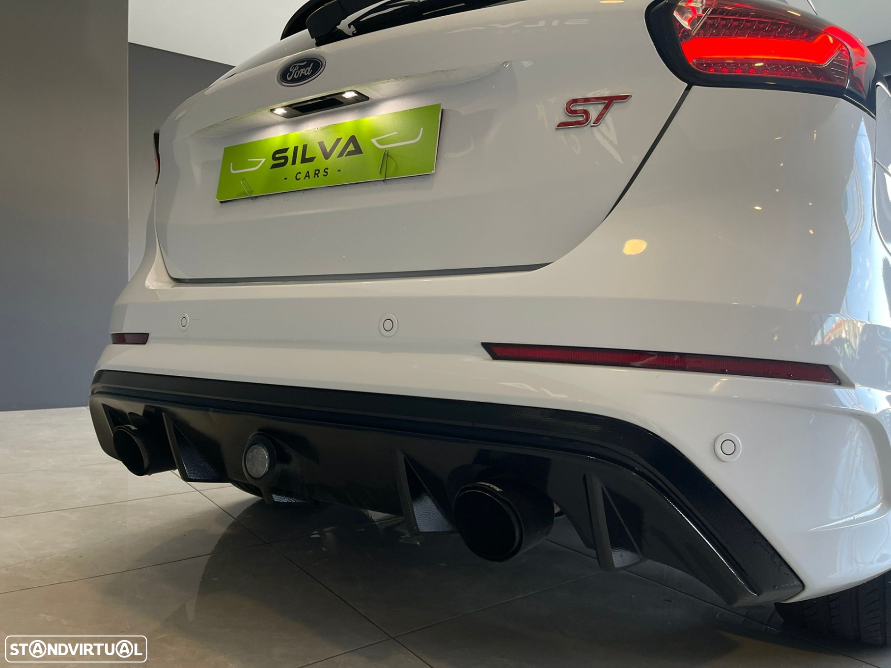 Ford Focus 2.0i ST-2 - 10