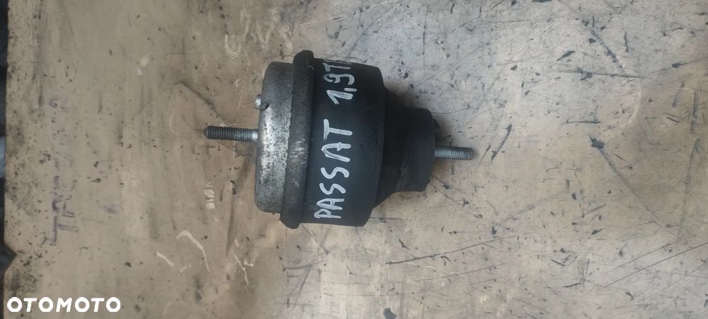 AUDI  A4 VW PASSAT 1,9TDI poduszka silnika - 2