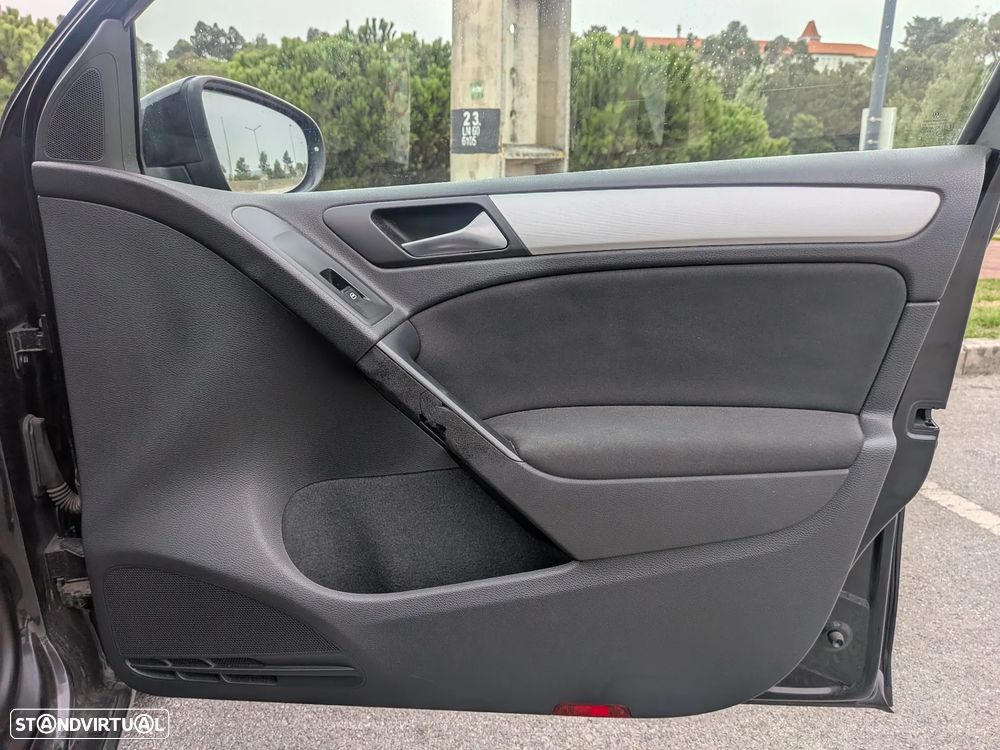 Volkswagen Golf 1.6 TDi Edition — fotografia 13