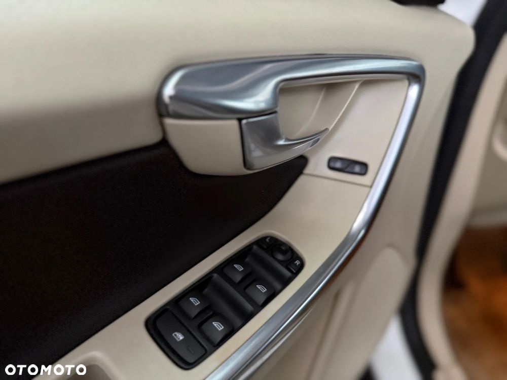 Volvo XC 60 3.2 AWD RDesign - 8