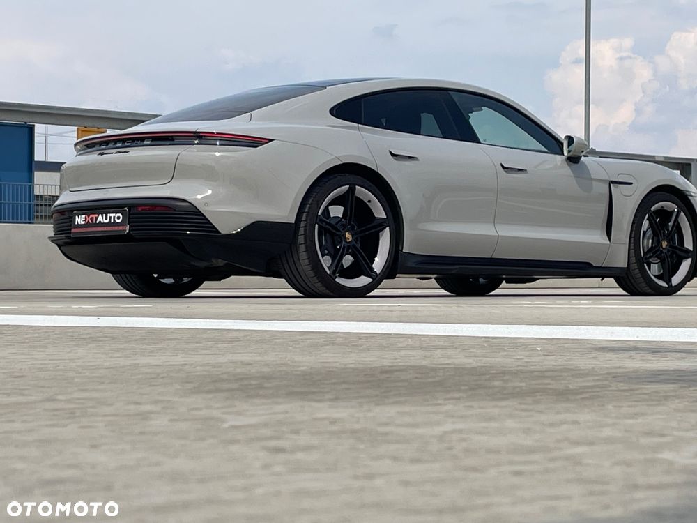 Porsche Taycan Turbo - 12