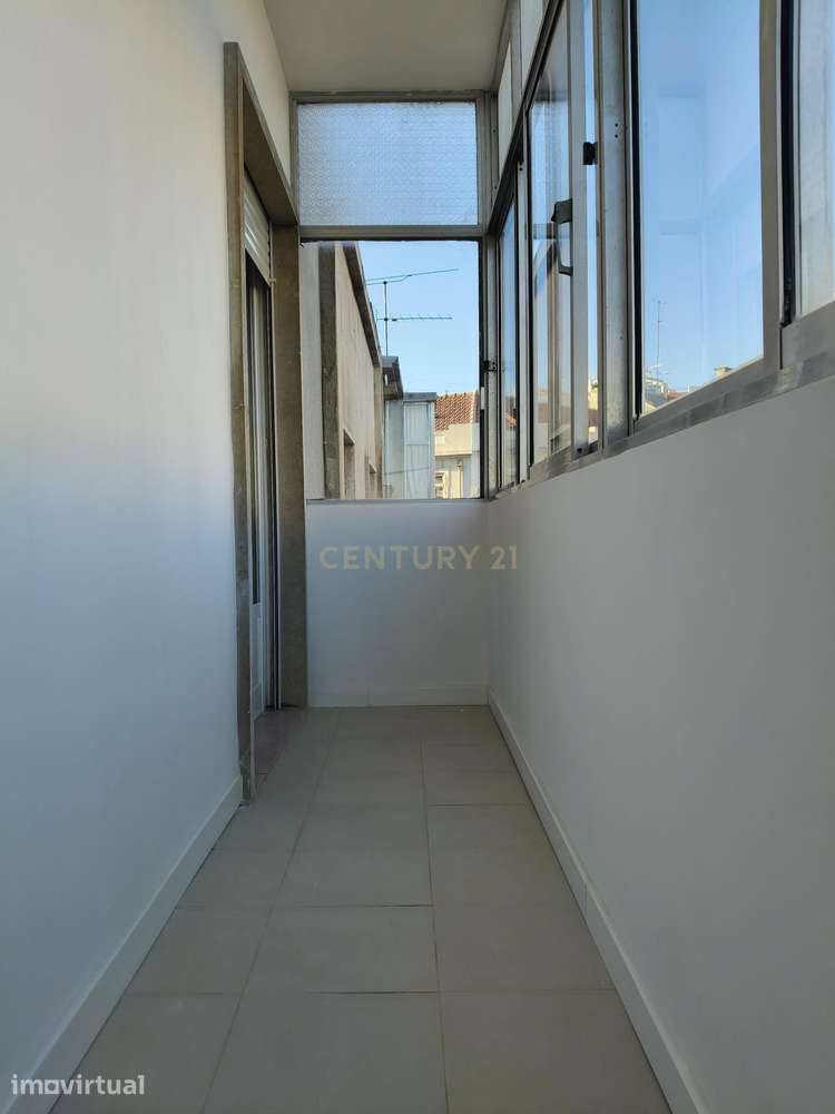 Apartamento T2 renovado pronto a estrear em Beato, a 500 metros do met - Grande imagem: 5/13