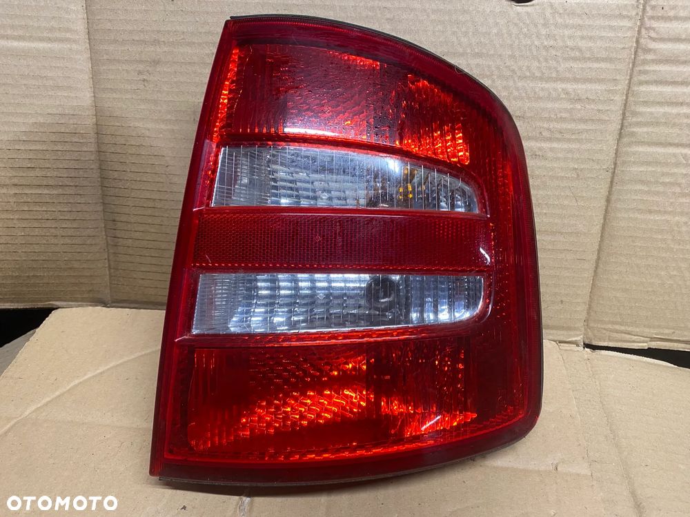 LAMPA TYLNA PRAWA SKODA FABIA I 6Y9945096 6Y9945112 - 1