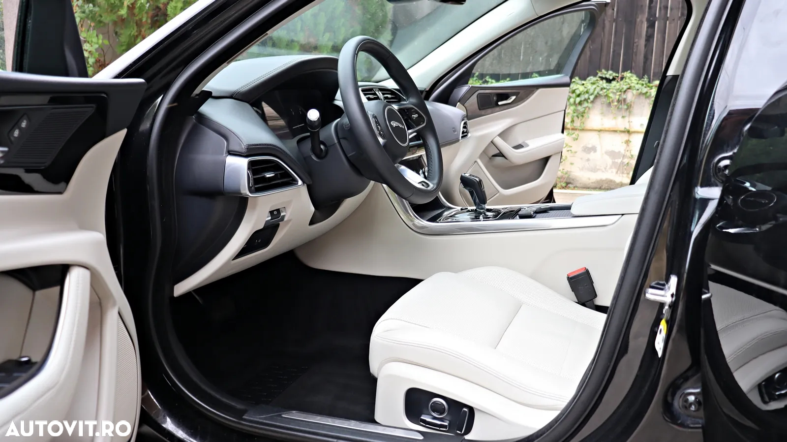 Jaguar XE D200 RWD MHEV R-Dynamic HSE - 13