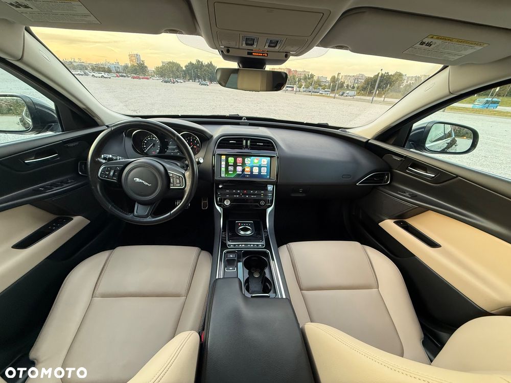 Jaguar XE 25t AWD Prestige - 9