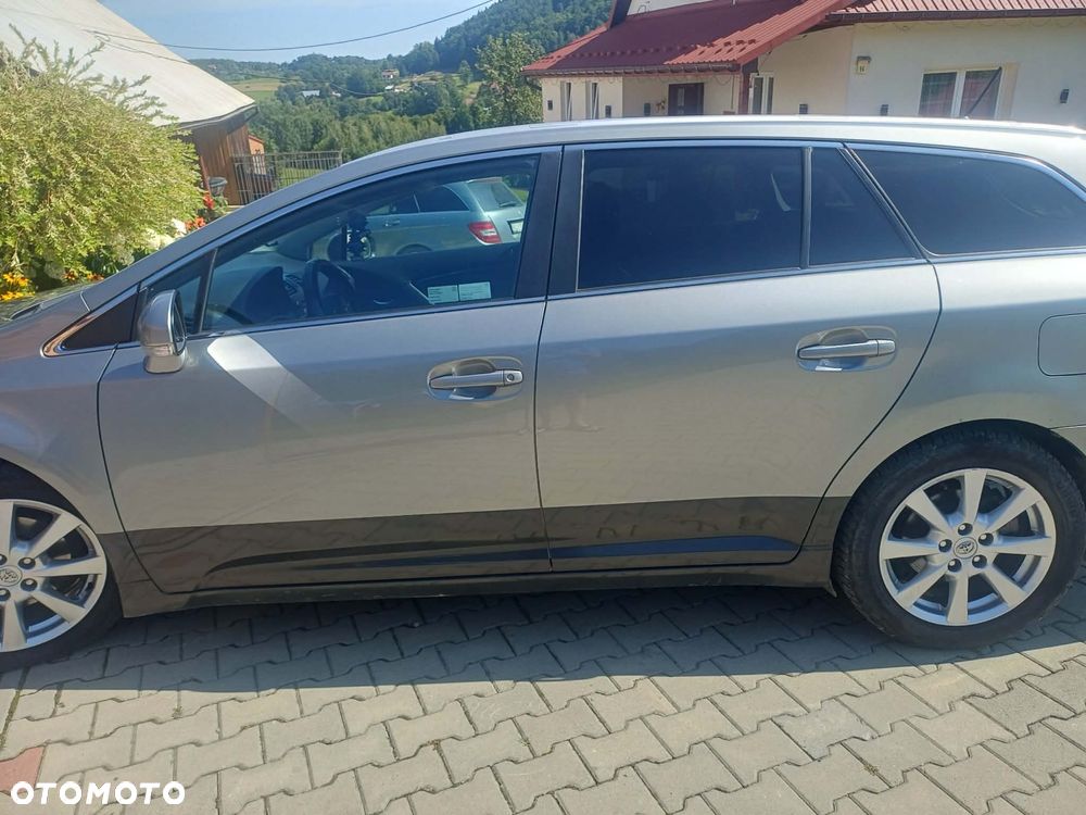 Toyota Avensis Verso - 5