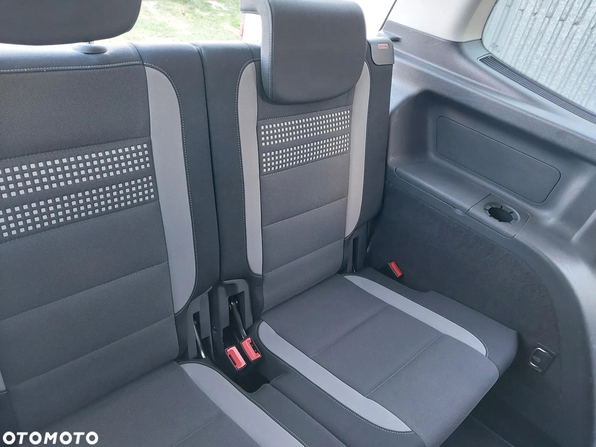 Volkswagen Touran 1.6 TDI DPF BlueMot Comfortline - 24