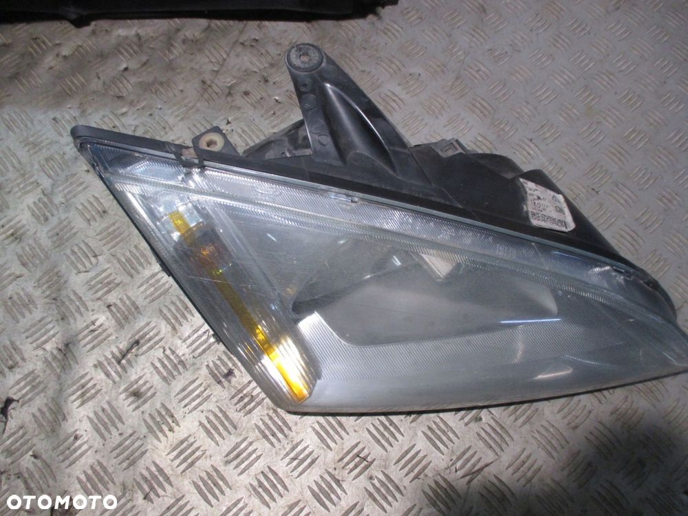 LAMPA PRAWA REFLEKTOR PRAWY PRZÓD FORD FOCUS MK2 - 2