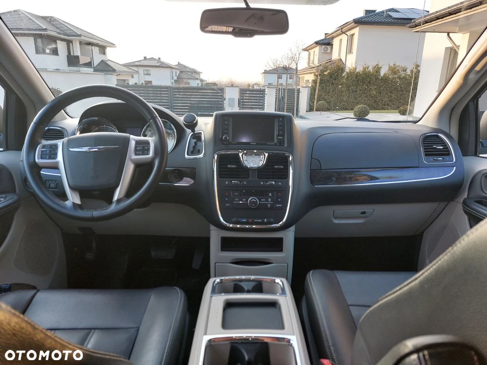 Chrysler Town & Country 3.6 Limited - 16