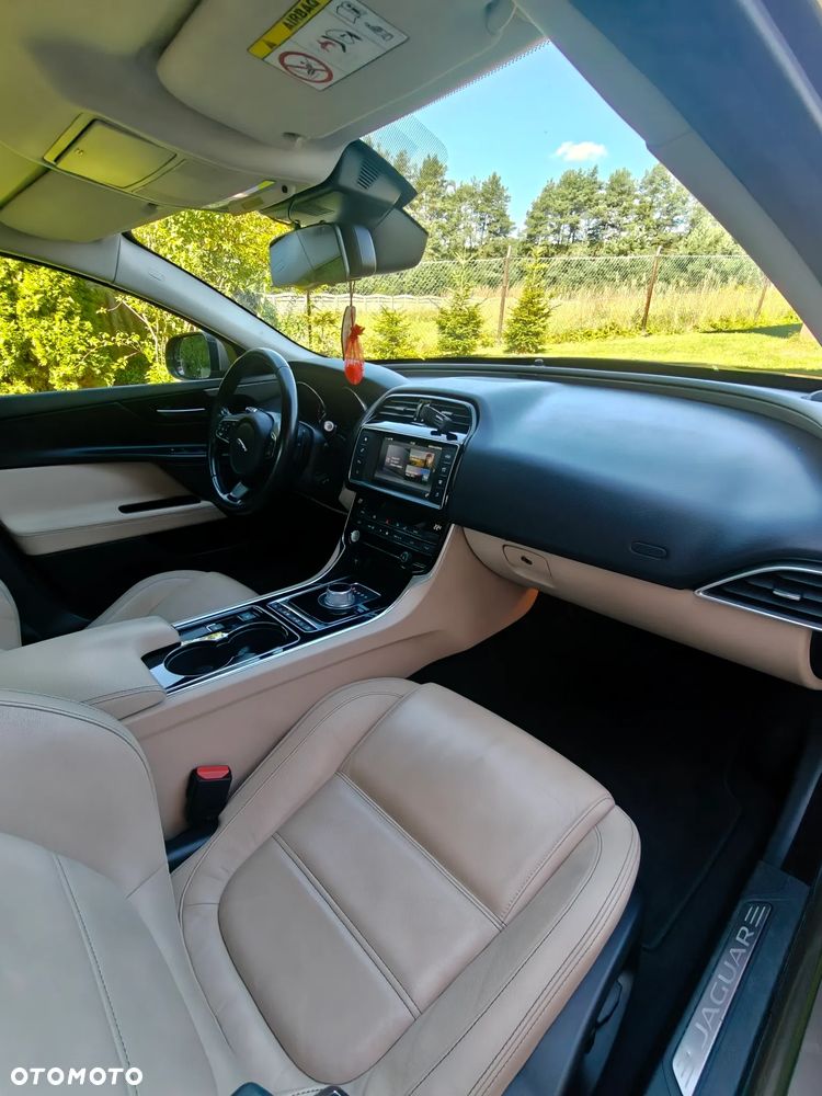 Jaguar XE 2.0 T Prestige - 11