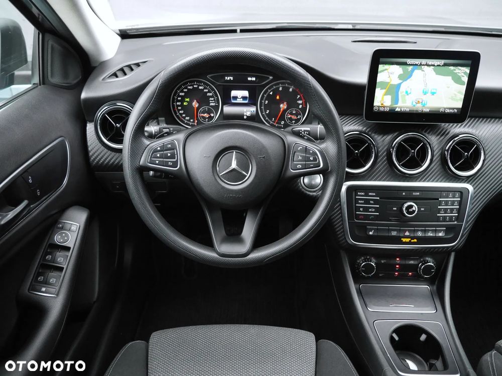Mercedes-Benz GLA 180 7G-DCT - 10