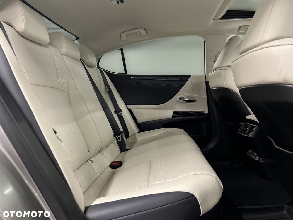 Lexus ES 300h Business Edition - 13
