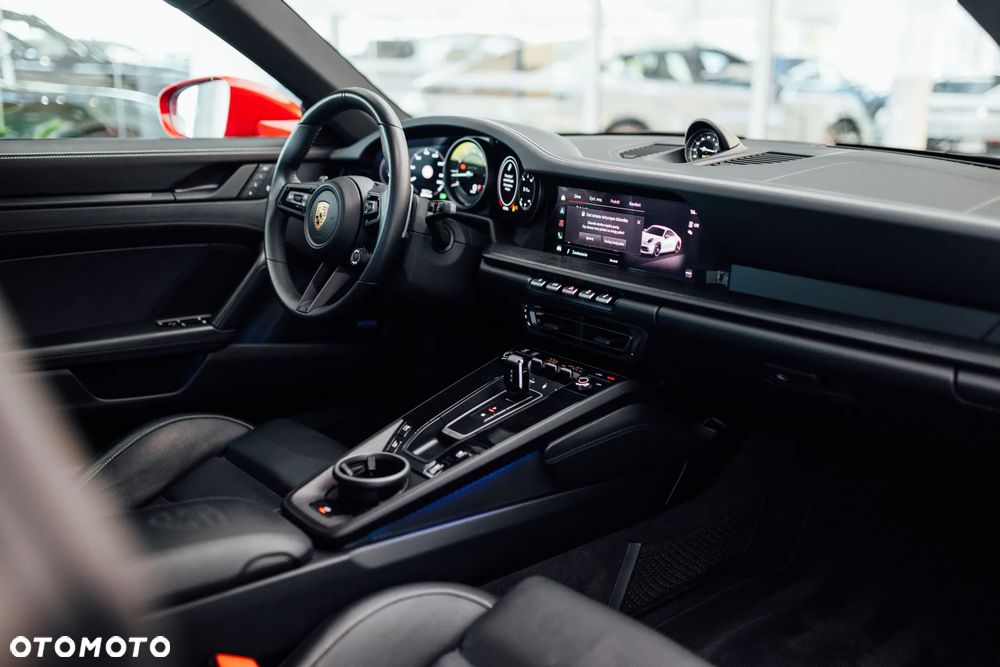 Porsche 911 Carrera 4 GTS - 17
