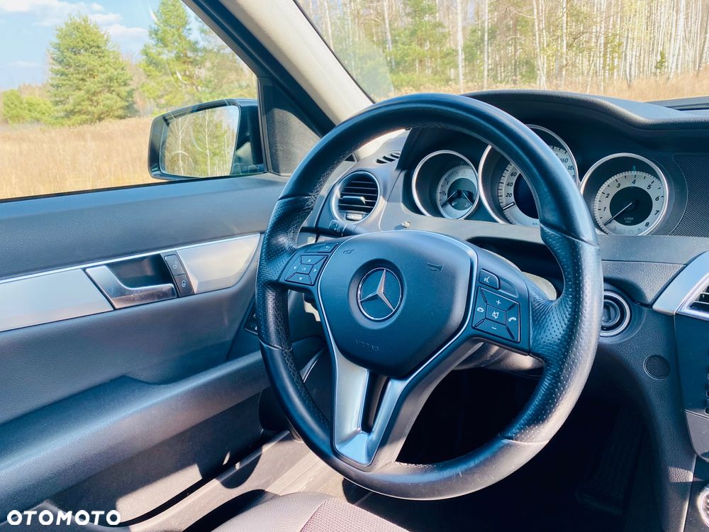 Mercedes-Benz Klasa C 180 CGI Automatik BlueEFFICIENCY Avantgarde - 37