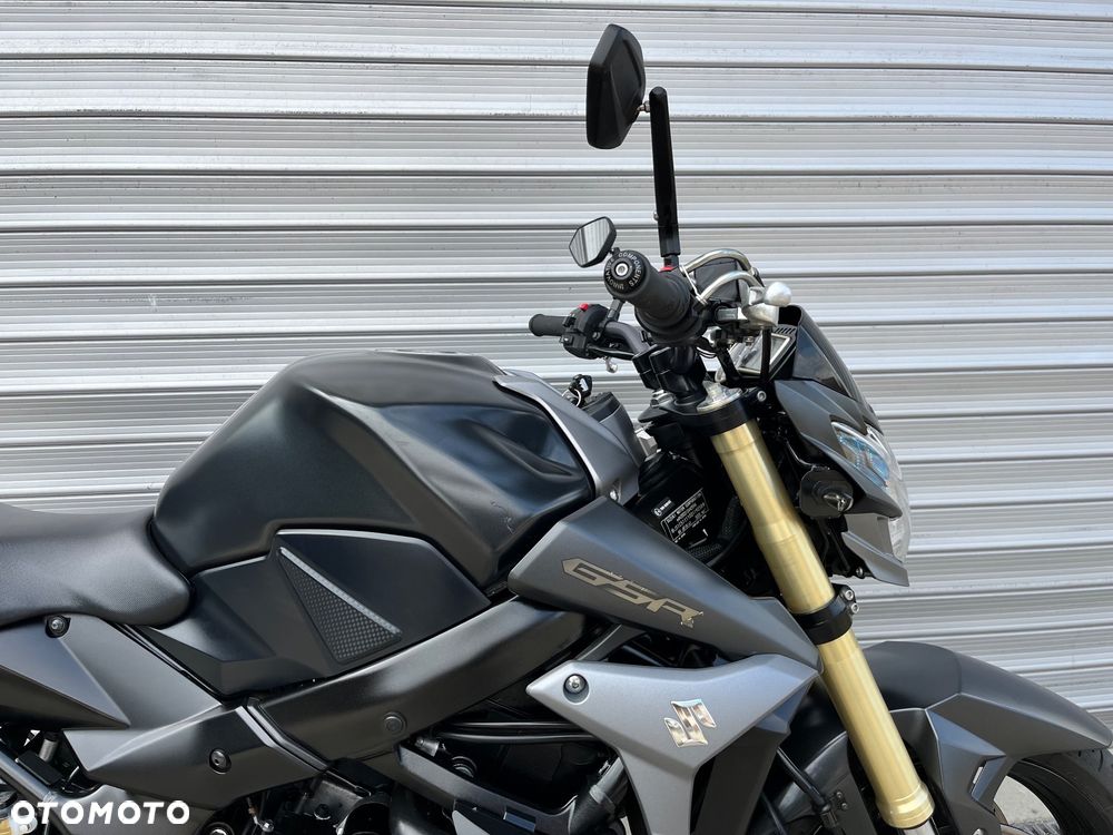 Suzuki GSR - 11
