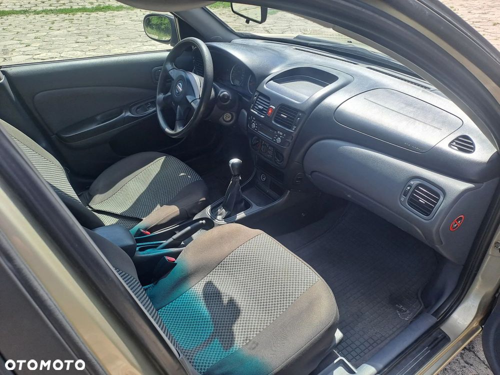 Nissan Almera 1.5 Base - 8