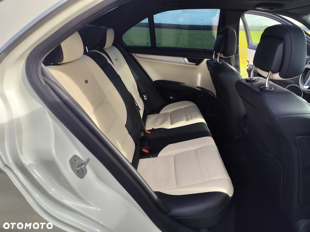 Mercedes-Benz Klasa C 350 BlueEff Avantgarde - 35