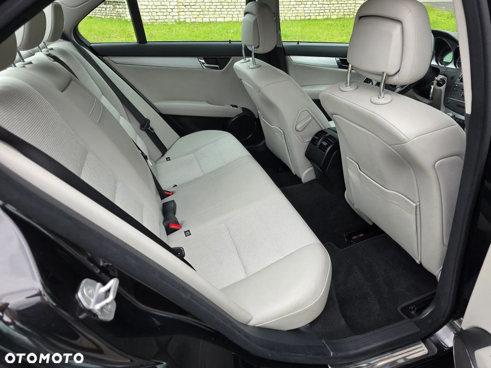 Mercedes-Benz Klasa C 180 CGI Automatik BlueEFFICIENCY Avantgarde - 11