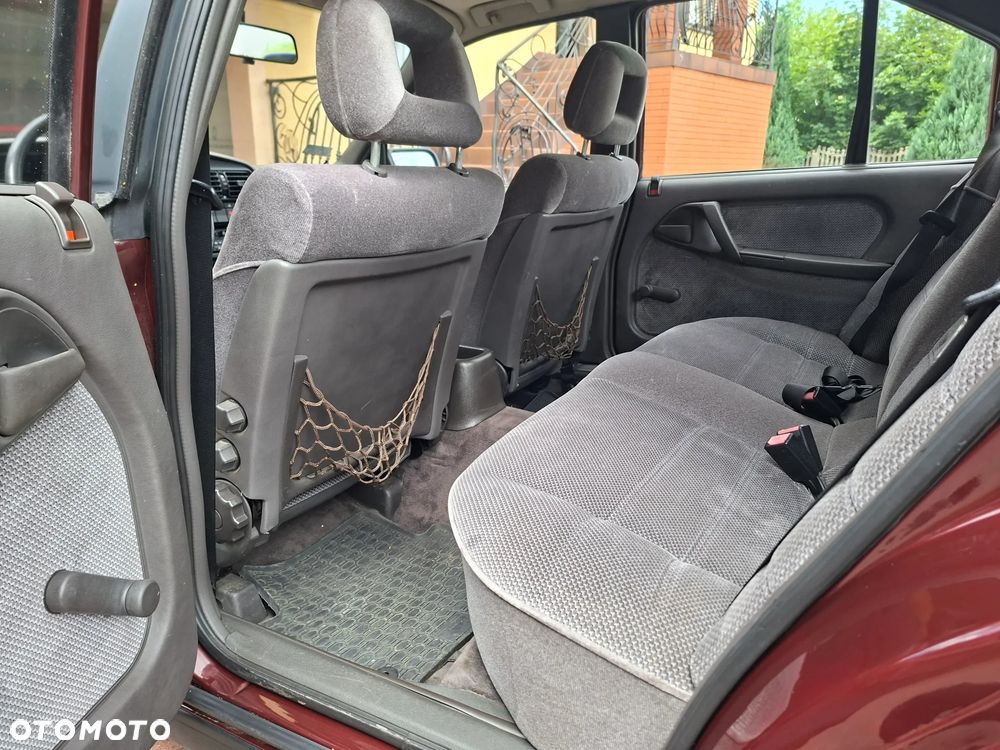 Opel Omega 2.4i GL - 32