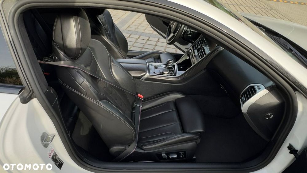 BMW Seria 8 - 16