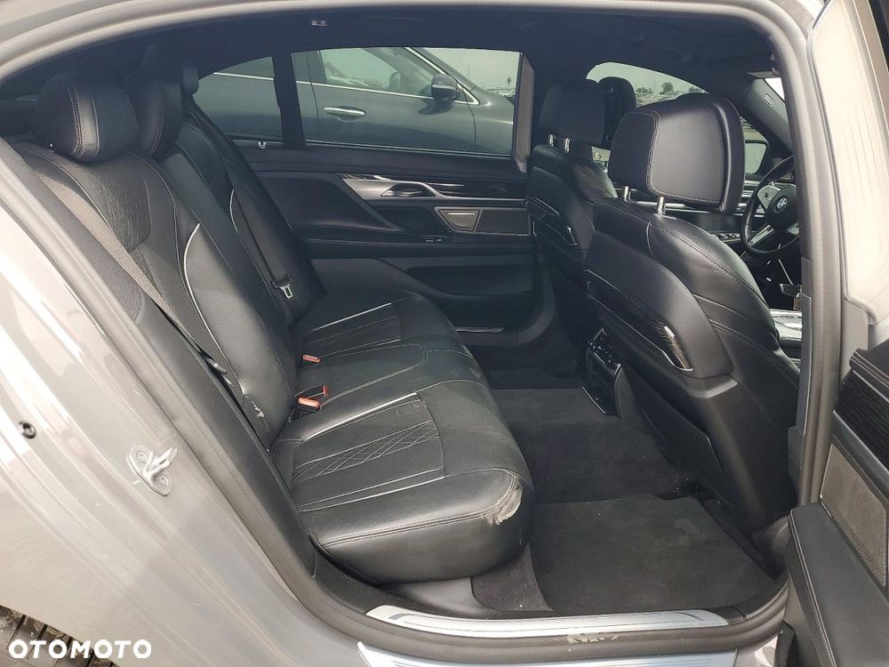 BMW Seria 7 750i xDrive - 11