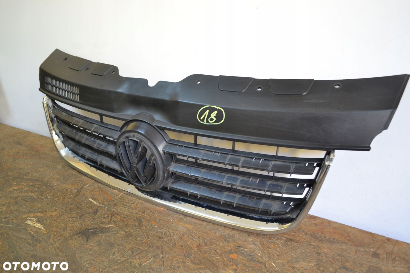 VW T5 MULTIVAN GRIL ATRAPA 7H5807101 - 3