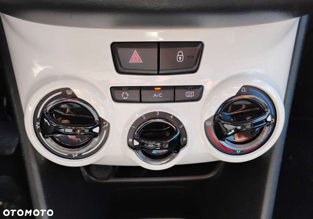 Peugeot 208 - 15